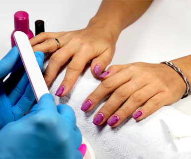 Cómo remover una manicura híbrida