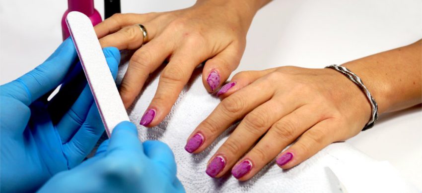 Cómo remover una manicura híbrida